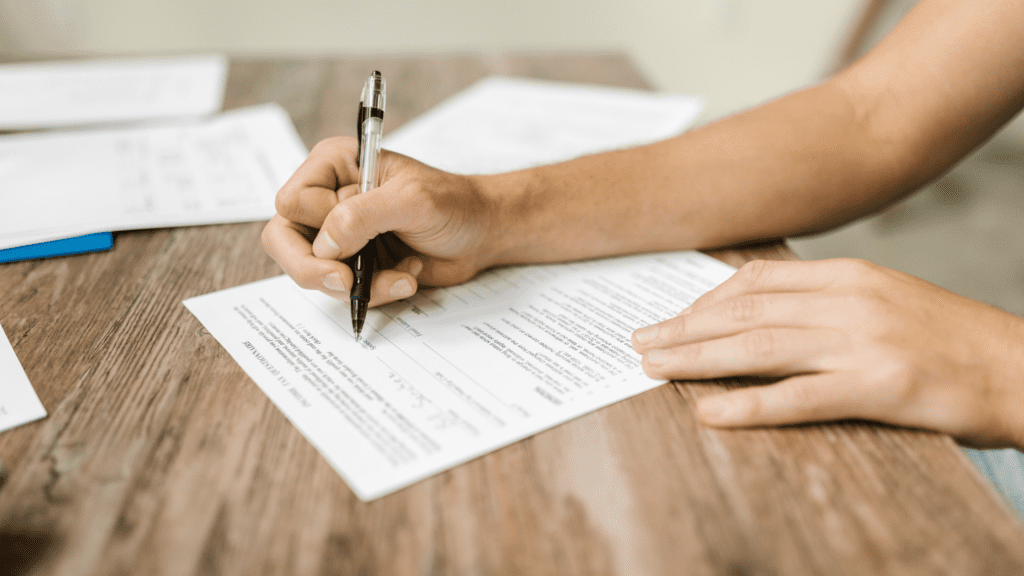 Pessoa preenchendo formulário de transferência de veículo online.