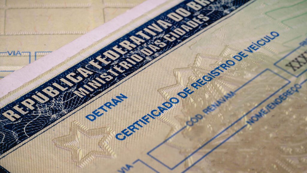 Diferença entre CRV e CRLV representada por documentos lado a lado.