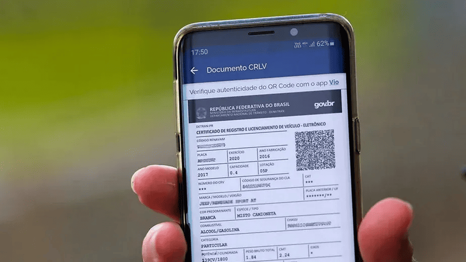 Motorista mostrando o CRLV Digital na tela do celular dentro do carro.